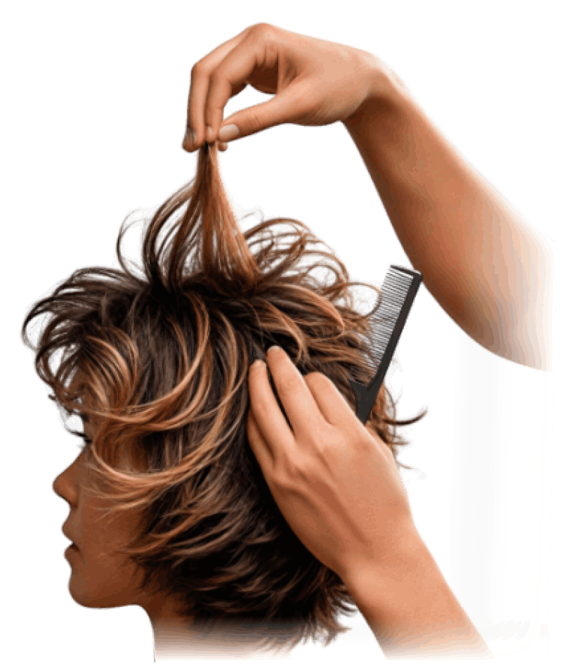 Mulher avaliando cabelo 2